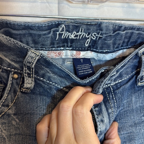 Amethyst Distressed Capri Jeans | Size 7 Juniors - Picture 5 of 8